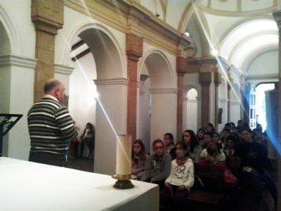 ELS JÚNIORS CONEIXEN LA HISTÒRIA DE L'ERMITA I EL CRIST, PATRÓ DE GATA