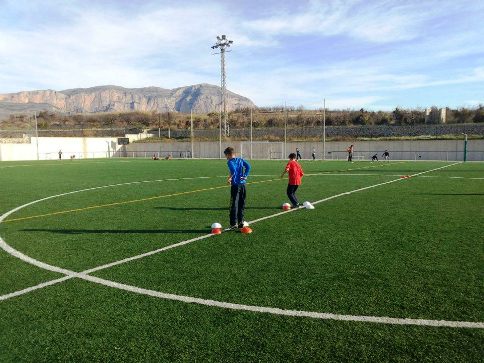 ELS MENUTSTAMBÉ JUGUEN AL FUTBOL: Pedrera gatera de l'esport del baló al peu