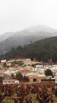 LA NEU HA ENTRAT A LA MARINA ALTA: Les muntanyes de Llíber i el cim de la Font d'Aixa; diuen que el Montgó; Pinos (Benissa),ja està nevant