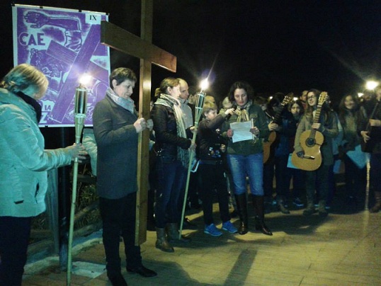 ANIT DIVENDRES, RECOLLIMENT I SILENCI AL VIA CRUCIS NOCTURN DE GATA (àlbum fotogràfic)