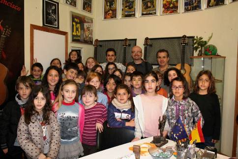 ELS ALUMNES DE L'ESCOLA MUNICIPAL DE MÚSICA DE GATA VISITEN LA FÀBRICA DE GUITARRES BROSS