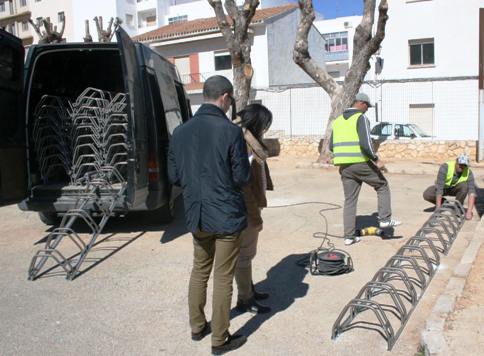 GATA TÉ NOUS APARCA-BICIS A DISTINTS LLOCS DEL POBLE