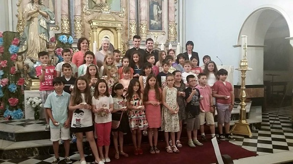 ELS XIQUETS I XIQUETES DE PRIMERA COMUNIÓ ES PREPAREN PER ALS GRANS DIES