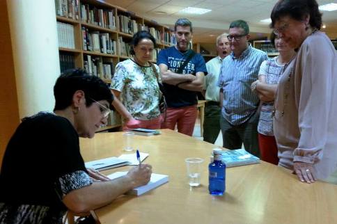 DIVENDRES PASSAT DIA 29 DE MAIG, ELVIRA CAMBRILS PRESENTÀ EL SEU DARRER LLIBRE A LA BIBLIOTECA DE GATA