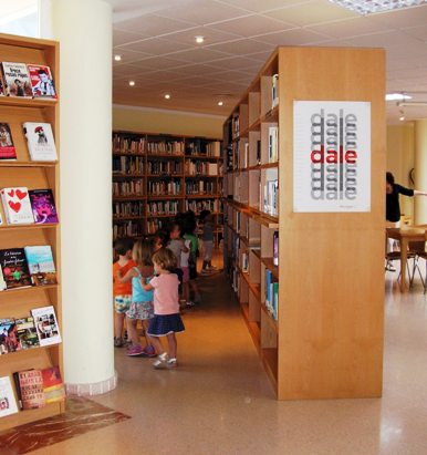 ELS XIQUETS DE L'ESCOLETA VISITEN LA BIBLIOTECA DE GATA
