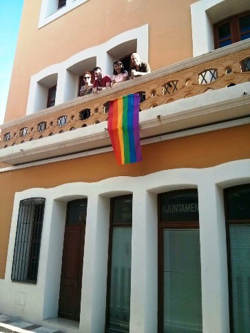 L'AJUNTAMENT DE GATA TAMBÉ PENJA LA BANDERA DE L'ARC DE SANT MARTÍ
