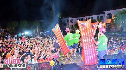 ANIT TOT PLE I ÈXIT PER A LA COMISSIÓ DE FESTES DE GATA (Tallarina On Tour, al pati de les escoles)