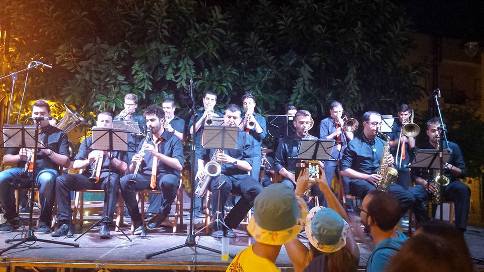 GATA EN FESTES: AHIR, DIA 31: truc, Plaça Nova, bousi pluja (àlbums)