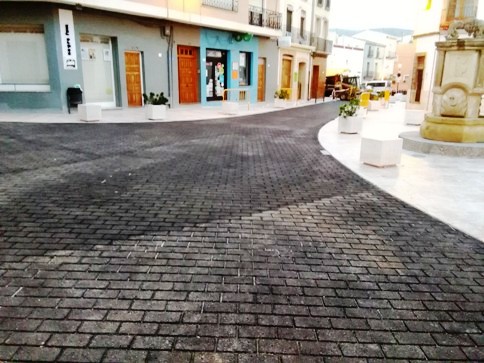 MIRADES URBANES: UNA ALTRA VISTA DE LA PLAÇA DE L'ESGLÉSIA DE GATA