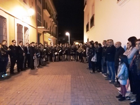 GATA: AUTORITATS I VEÏNS ES CONCENTREN DAVANT L'AJUNTAMENT, guardant uns minuts de silenci per les víctimes de París