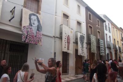POBLES VALENCIANS I CASTELLONENCS ACOLLIRAN LEXPOSICIÓ ITINERANT DE ART AL VENT: El tèxtil gater 2015 es mostra ja a lexterior