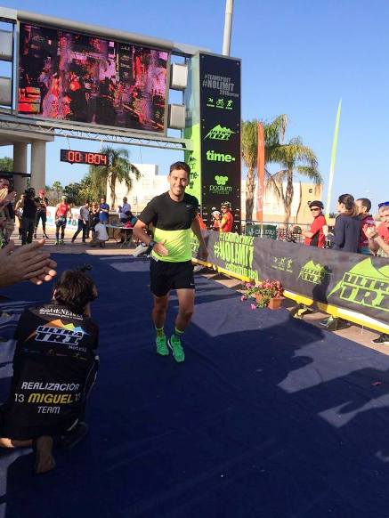 EL TRI-ATLETA DE GATA, VÍCTOR FROILÁN POVEDA, COMPLETA EL ULTRAMAN DE MOTRIL AMB ÈXIT