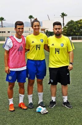 LA PORTERA GATERA MARTA GAYÁ I L'ENTRENADOR GATER JAUME SERRA, PREPAREN AL XIQUETS DEL CAMPUS GAYÀ DE FUTBOL, A PEDREGUER