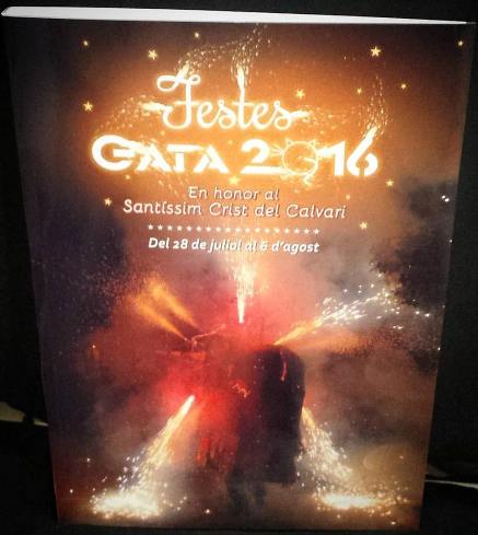 UNA IMATGE DEL CORREFOC DE SONIA SORIA SOLER, PORTADA DEL PROGRAMA DE FESTES DE GATA