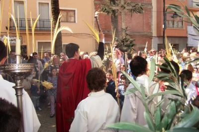 DIUMENGE RAMS A GATA. Processó, missa i foguerils. Dinar Popular a l'antic camp de futbol