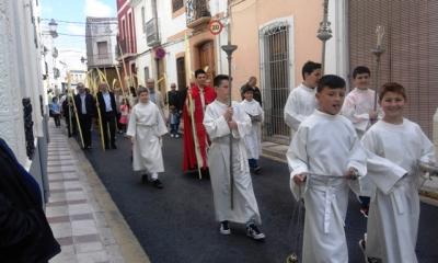 MOLTES FAMÍLIES A LA PROCESSÓ I MISSA DE DIUMENGE RAMS A GATA