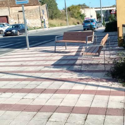 GATA, MIRADES URBANES: INSTAL·LEN TRES NOUS BANCS A L'ENTRADA DE GATA, PER LA FONT DEL RIU