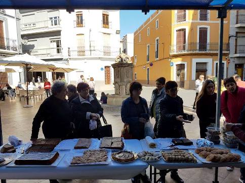 LA PARRÒQUIA DE GATA RECAPTA 3.845,87  EL DIA DE LA COCA. Tot el poble col·labora amb la compra de coques, bunyols, dolç i salat
