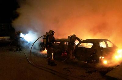 LA PREMSA PARLA JAde lincendi a l'aparcament del final del carrer Paleres de Gata que ha cremat quatre cotxes i ha afectat quatre més