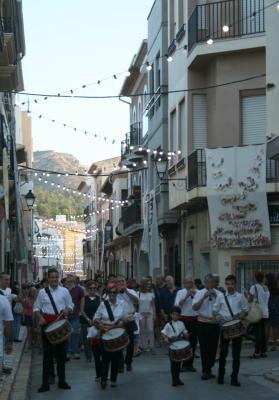 LA PREMSA PARLA DE LA INAUGURACIÓ DART AL VENT. Hui, tercer dia dexposició. Demà, actuació de Gatukada a les 20 hores