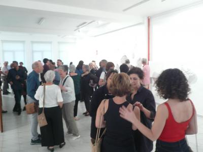 GRAN ACOLLIDA A LA INAUGURACIÓ DE LEXPOSICIÓ CLOENDA DE LESCOLA DE PLÀSTICA EXPERIMENTAL ANTONI VIVES