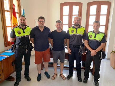 GATA TÉ TRES NOUS AGENTS DE LA POLICIA