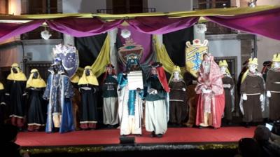 CENTENARS DE XIQUETES I XIQUETS DE GATA PORTEN LES SEUES CARTES ALS VISIRS REIALS. Dissabte 4, emisaris anunciaran la visita el 5 de SS.MM. els Reis d'Orient