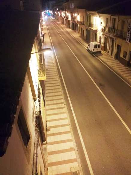 GATA: TAMBÉ APLAUDIMENTS PER ALS ESFORÇATS HEROIS DE LA SANITAT, CARRERS I CARRETERA BUITS I ESTAMPES DEL CRIST ALS BALCONS
