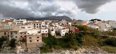 JA ÉS PRIMAVERA (des de les 4,50 hores) I TANCATS DINS DE CASA. FLORS DE PAPER I CARTOLINA ALS BALCONS (iniciativa del grup Alavoradelriumare)