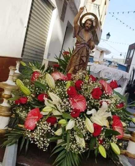 GATA: SENSE FESTES A LA FONT DEL RIU. ANIMEN AL VEÏNAT A ORNAR ELS BALCONS I A ANAR A MISSA DEMÀ, FESTA DE SANT JOAN