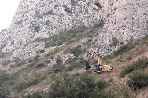 IMATGES CURIOSES: ESTAN CANVIANT LES VIES DEL TRENI TAMBÉ PER LA GARGANTA (Teulada a Gata i Gata a Dénia)