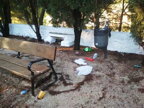 QUÈ TROBEU ?. ELS VOLTANTS DE L'ERMITA DE GATA, UN DIUMENGE MATÍ. INCIVISME TOTAL!!