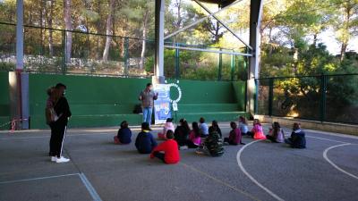 ELS ESCOLARS DE GATA ES CONCIENCIEN CELEBRANT LA SETMANA DEL MEDI AMBIENT. Comença la campanya de reciclatge -Fem i separem-