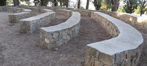 DOS XIQUETS RECULLEN TOTA LA BRUTÍCIA DELS VOLTANTS DE L'ERMITA. EXEMPLARITAT