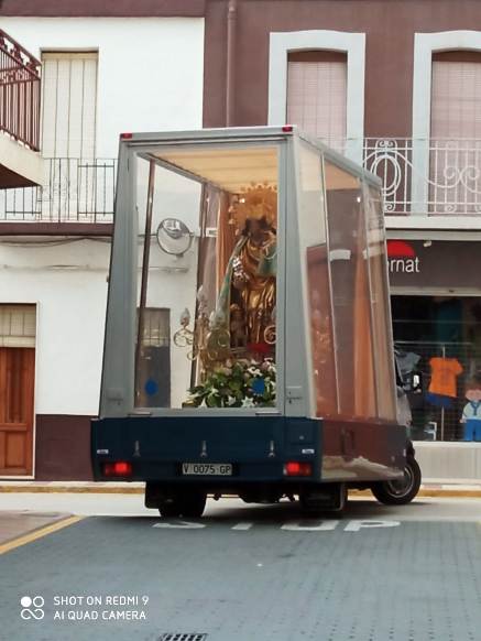 LA VERGE DELS DESEMPARATS PEREGRINA PASSEJA PELS CARRERS DE GATA. Dins del Maremòbil