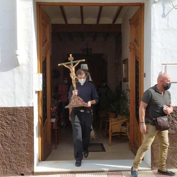 FESTES GATA 2021, PARRÒQUIA: EXTRAORDINARI I EXCEPCIONAL: EL SANTÍSSIM CRIST JA VISITA LES CASES DELS MÉS VELLETS I MALALTS. Ha començat amb la dona més major de 102 anys