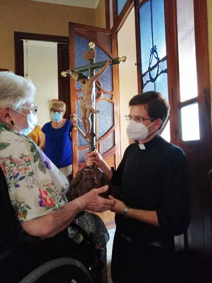 FESTES GATA 2021. PARRÒQUIA. TEMPS DE PANDÈMIA. TERCER DIA VISITA EXTRAORDINÀRIA I EXCEPCIONAL DEL CRIST A LES CASES D'ANCIANS I MALATS DEL POBLE