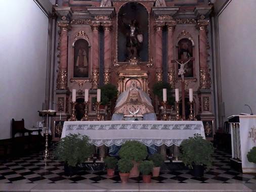 HUI ÉS LA FESTA DE L'ASSUMPCIÓ. L'ALTAR MAJOR S'OMPLI D'ALFABÈGUES AL VOLTANT DE LA MARE DE DÉU DORMIDA