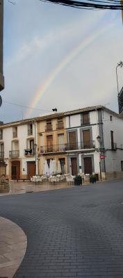 TEMPS PER GATA: EL CEL AMANEIX AMB L'ARC DE SANT MARTÍ. Foto portada: Amparo Solaz