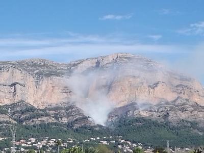 INCENDI AL MONTGÓ. El vent de ponent ajuda a reavivar-se. Lluiten contra ell