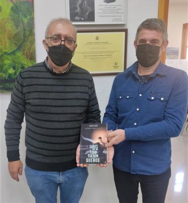 EL GATER ANTONIO TORRES OLIVER, QUE VIU A BENISSA, DONA UN EXEMPLAR DEL SEU NOU LLIBRE A LA BIBLIOTECA