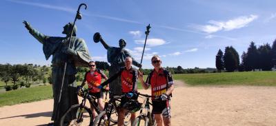TRES VEÏNS DE GATA FAN 800 KILÒMETRES AMB BICICLETA PEL CAMÍ DE SANTIAGO. Pepe, Paco i Rodri vestien la samarreta del Club Ciclista Gata