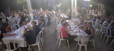 PRE-FESTES GATA: PARRÒQUIA. ANIT EXITÓS SOPAR A L'ESPLANADA DE L'ERMITA. Bon ambient, música i acudits