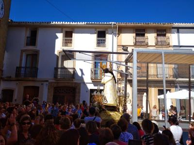 LA PEREGRINA VERGE DELS DESEMPARATS VISITA LA PARRÒQUIA GATA. Moltes persones esperaven a la Plaça de l'Església