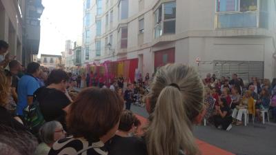 GATA: HUI A LA FIRA, SEGON DIA. TAMBÉ HA ACOMPANYAT EL BON TEMPSèxit de visitants a la fira. Desfile de modes, ruta plafons ceràmics..i per acabar concert de la banda juvenil