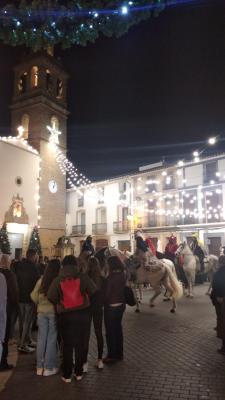 ELS VISIRS REIALS ANUNCIEN L'ARRIBADA DE SES MAJESTATS PELS CARRERS DE GATA (Misteri de Reis 2023)