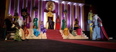 CRÒNICA DE L'ESPECTACULAR POSADA EN ESCENA DEL MISTERI DE REIS GATA 2023 (Festa d'Interés Turístic Autonòmic). Comitiva amb la banda, bengales, escenes, personatges, baixada de l'àngel,