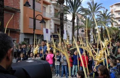 HUI ÉS DIUMENGE RAMS, DIA DE FOGUERILS A GATA: De la processó de rams a la del Resucitat: setmana santa al pobleEl refranyer diu: Diumenge Rams, qui no estrena no té mans. Dinar de Rams, Comissió de Festes