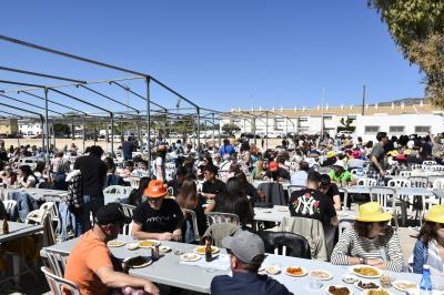 NOU ÈXIT DEL DINAR POPULAR DE DIUMENGE RAMS A GATA. La Comissió de Festes 2023 ho va preparar a l'antic camp de futbol. Aquesta tradició va començar en 2014 i ja és la vuitena edició