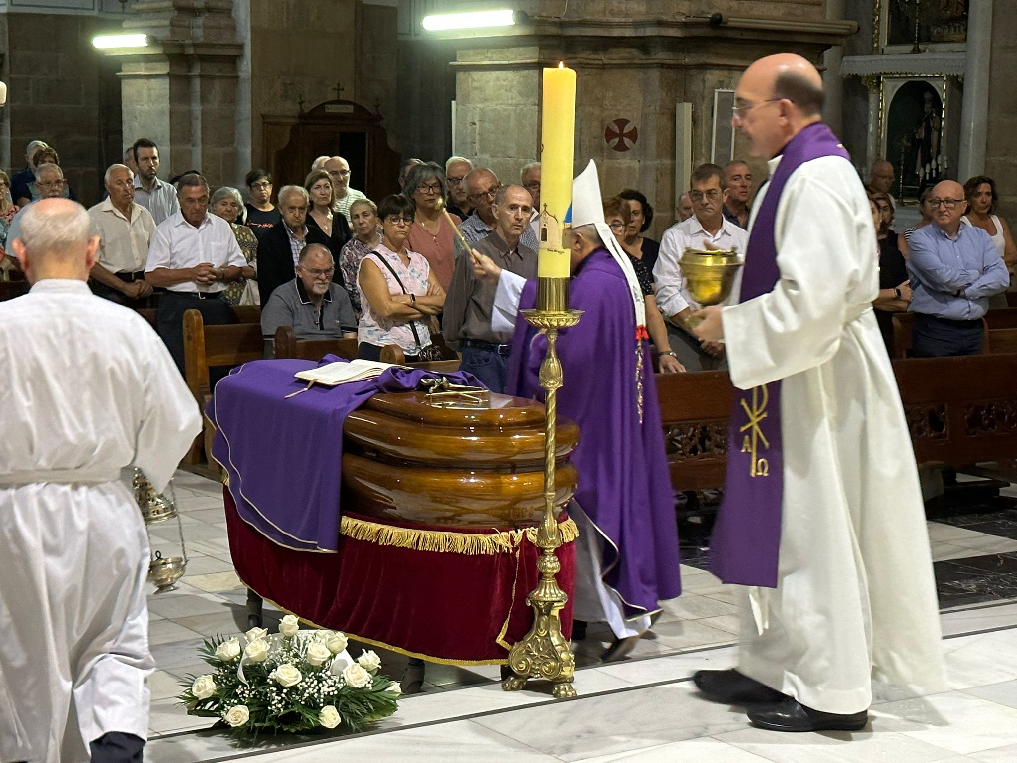 EL POBLE D'OLIVA I ELS SEUS GERMANS SACERDOTS S'ACOMIADEN DEL RECTOR DON JUAN LUIS ORQUÍN. Va estar a Gata de vicari de 1954 a 1969, amb Don Vicente Llopis